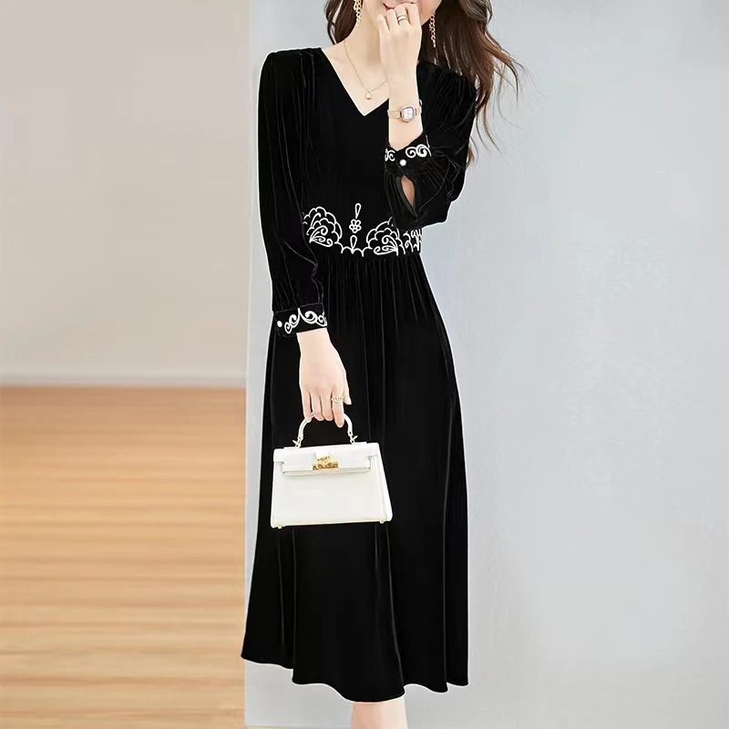 

Mother autumn wear western style is new middle-aged lady noble temperament black velvet dress long-sleeved dress