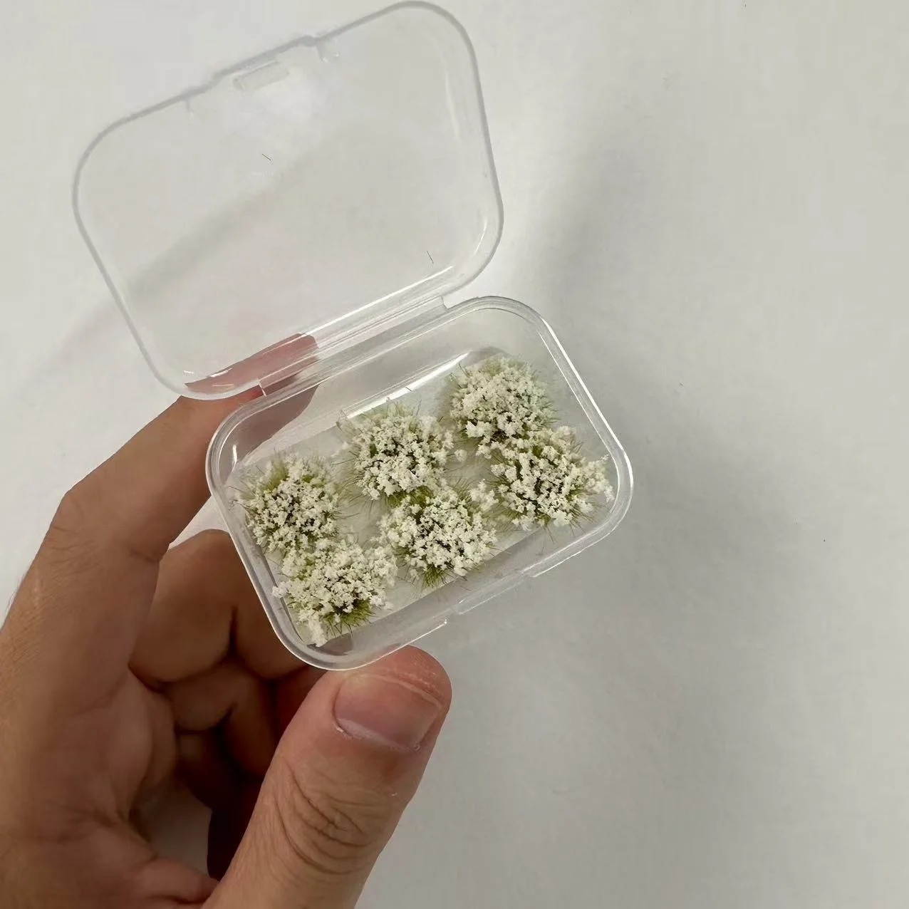 

Миниатюрные цветочные кластеры из пластика