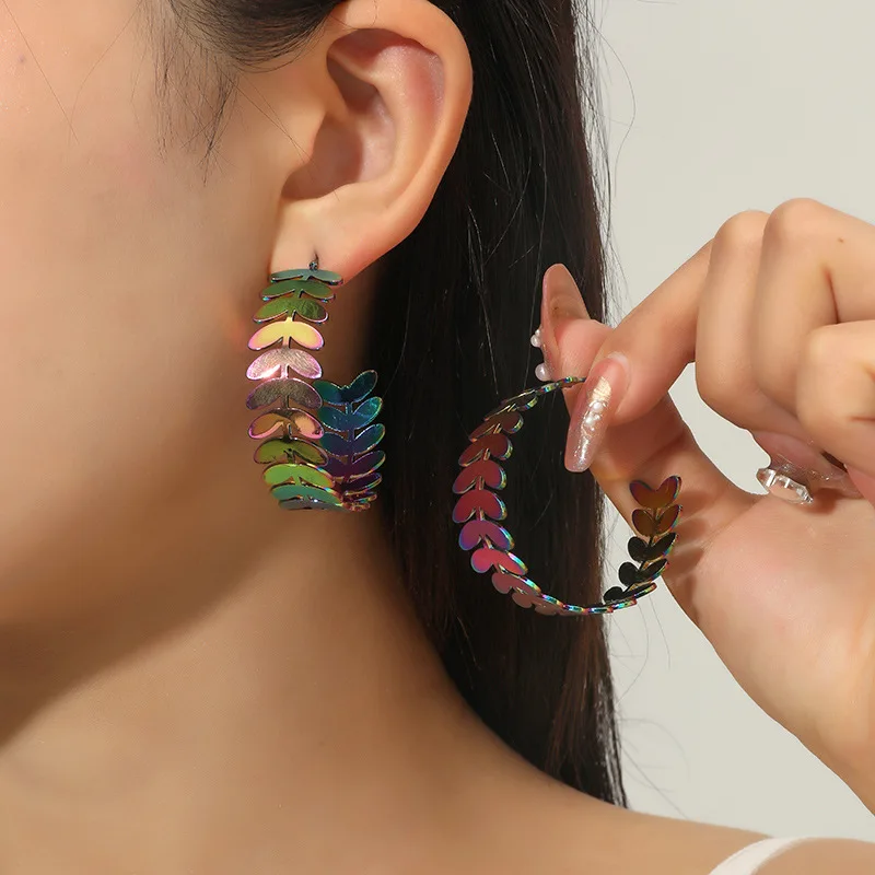 

Fashion and creative new color leaf earrings simple temperament European and American style accessories