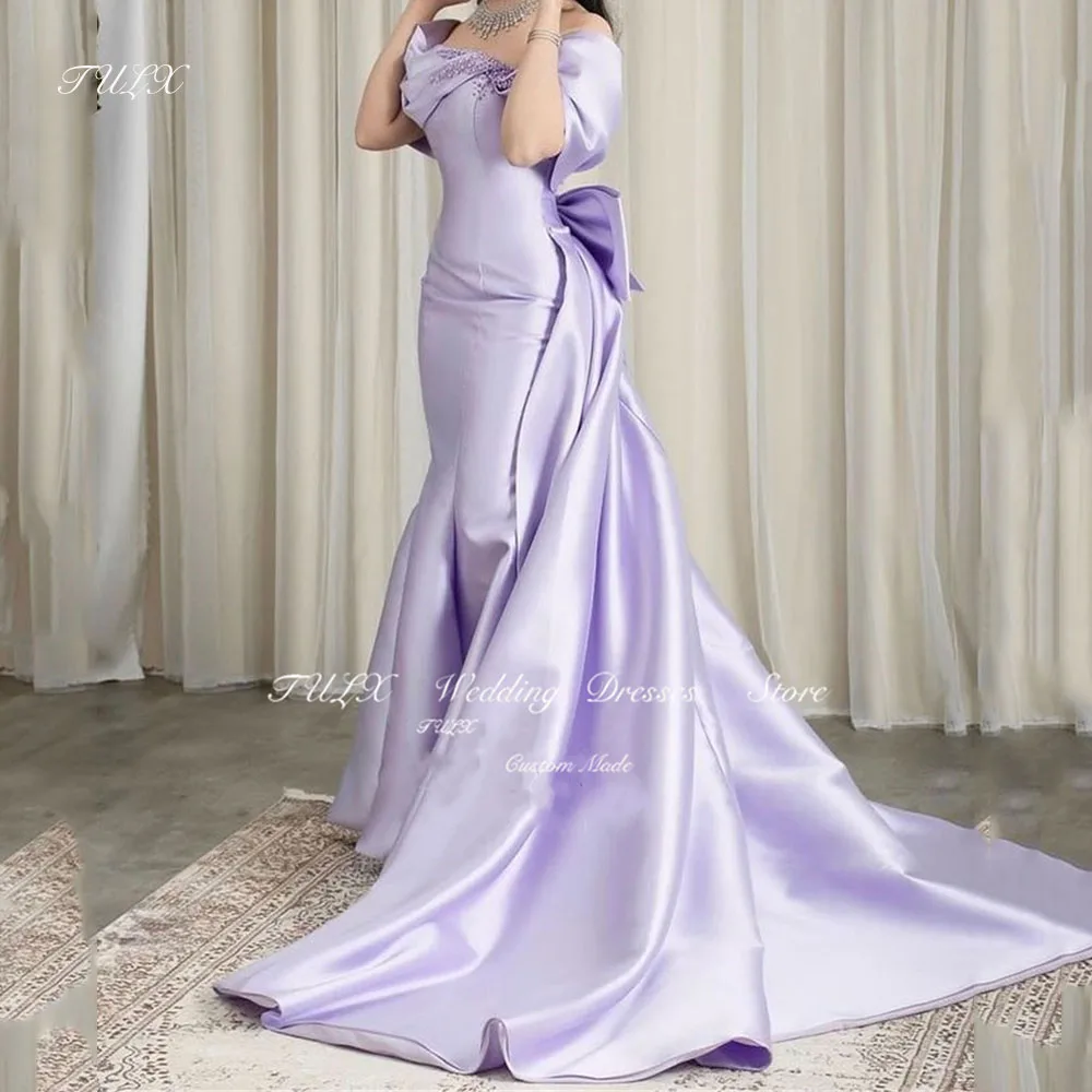 Роскошное атласное платье с открытыми плечами и шлейфом