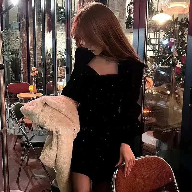 Женское бархатное платье в тонкую полоску