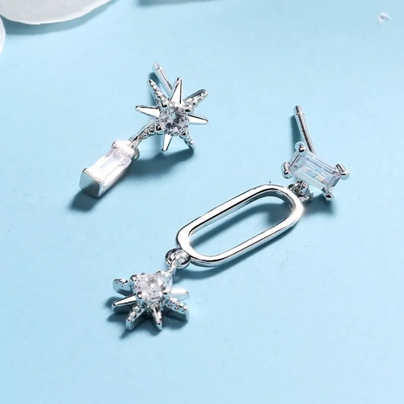 Женские асимметричные серьги-гвоздики серебряного цвета