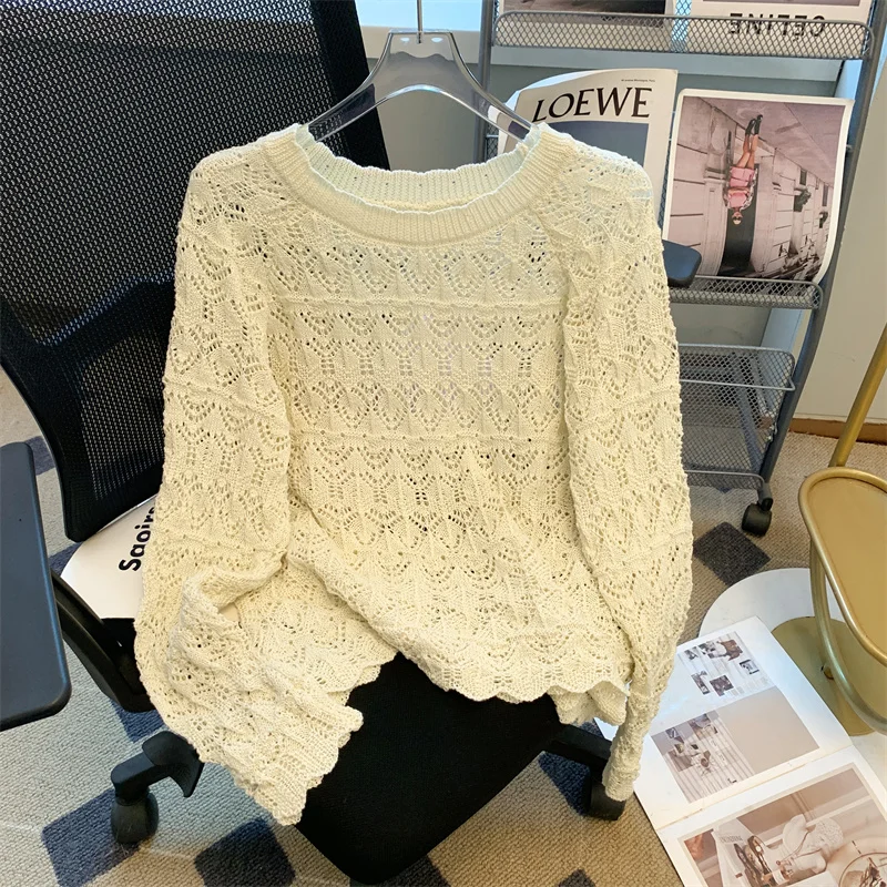 Женский трикотажный свитер свободного покроя с вырезами весна-лето 2024