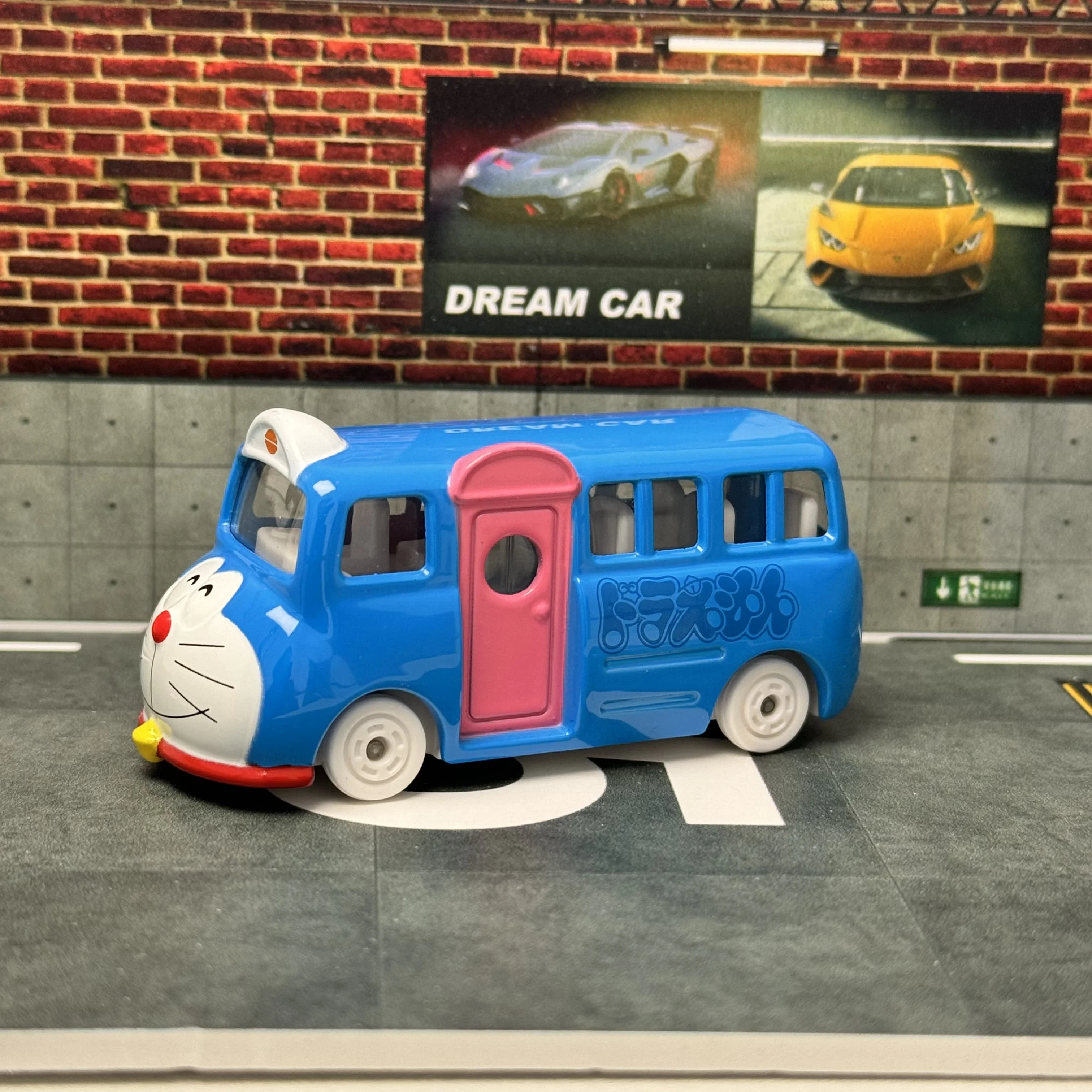 Фото TOMY TOMICA Dream Alloy Car No 153 Doraemon Модель автобуса Миниатюрный автомобиль Игрушечный маленький автомобиль Коллекционный винтажный дорожный автомобиль Подарки №4