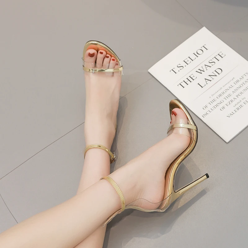 Новый стиль многие звезды любят интерпретировать крутые сандалии на высоком