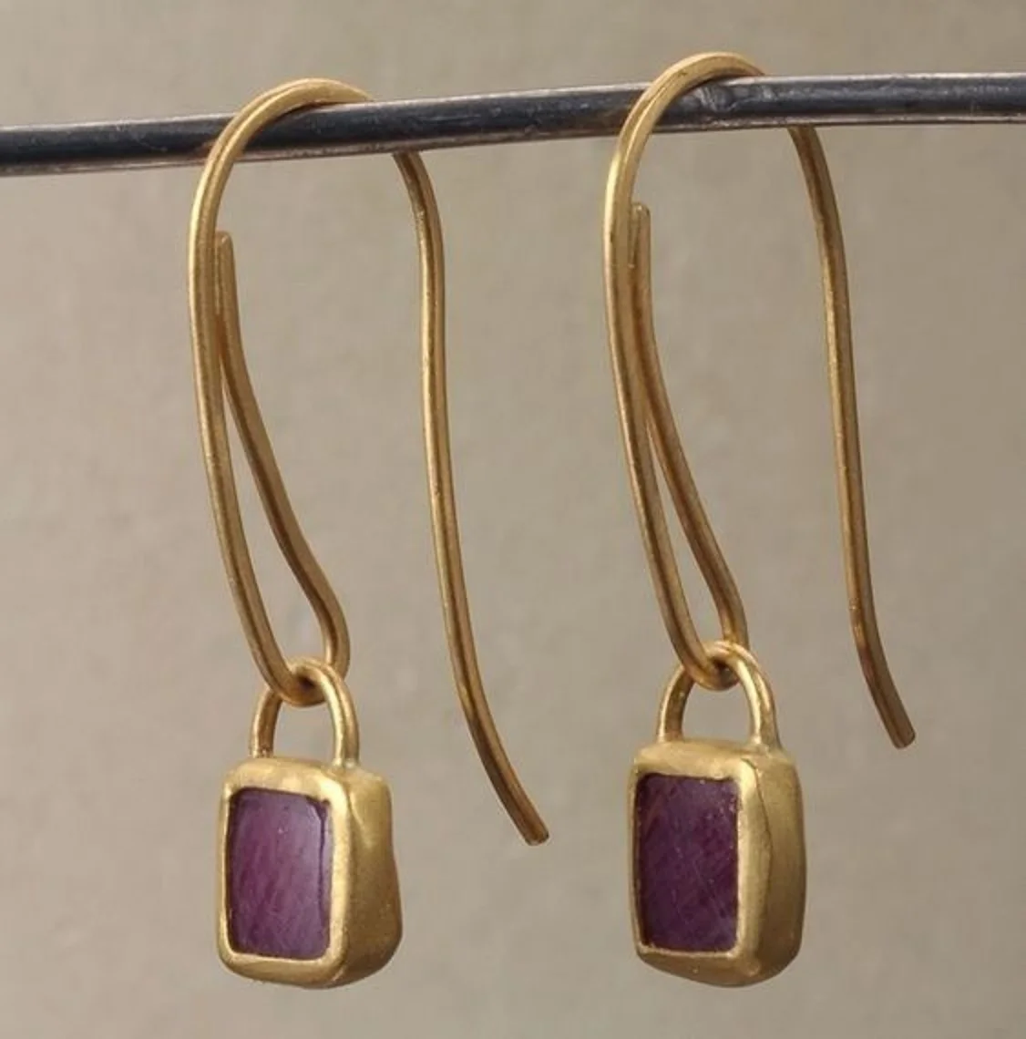 

New Gong Yan Feng Imitation South Red Agate Vintage Earrings