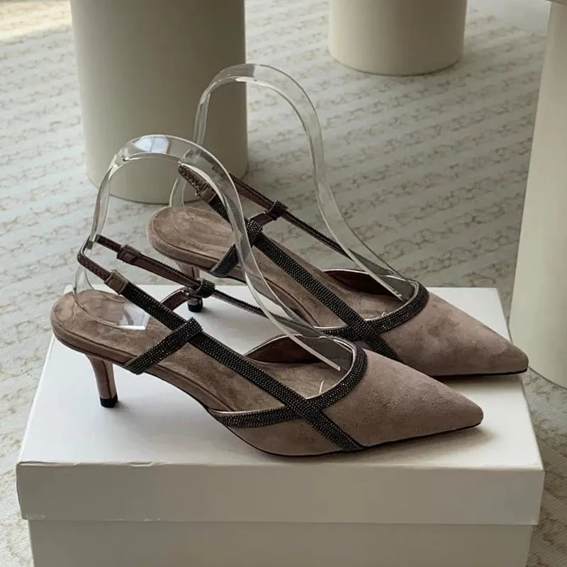 Женские бархатные босоножки из овечьей кожи на среднем каблуке с цепочкой и