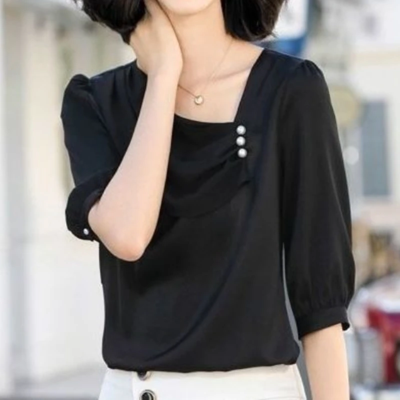 Красная шифоновая рубашка с оборками и вырезом лодочкой украшенная бусинами