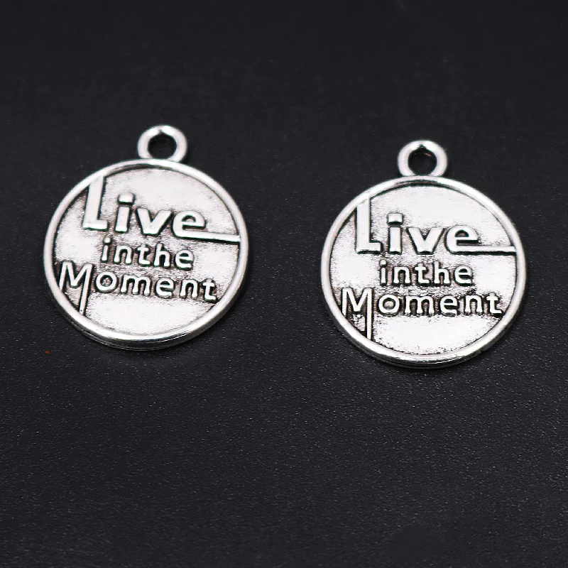 Металлическая бирка с посеребренным покрытием Живой в момент 10 шт. подвеска
