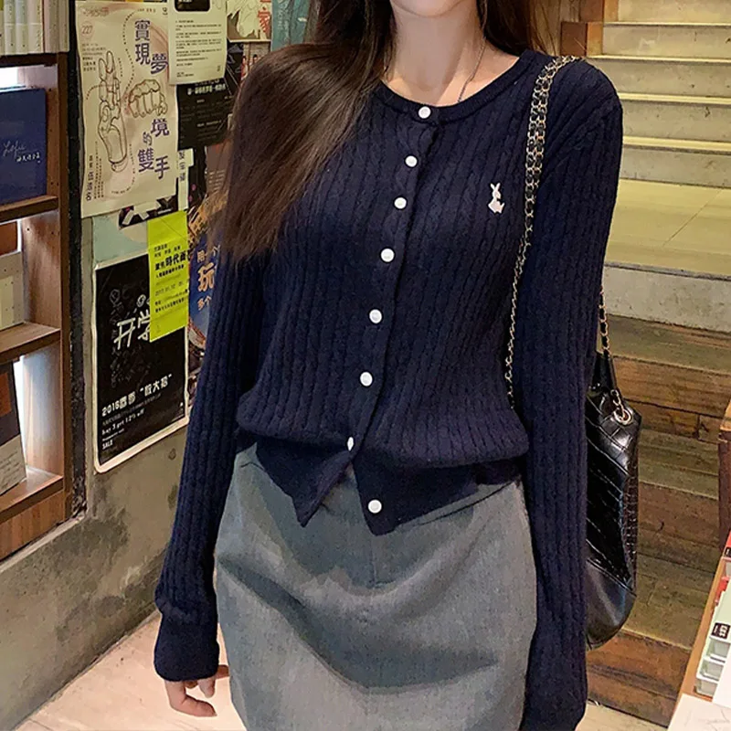 Женский акриловый кардиган с вышивкой