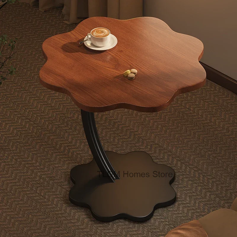 Деревянный металлический приставной столик с высокими книгами фотоальбом