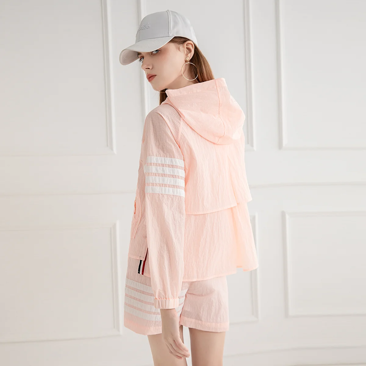 Женская свободная куртка с капюшоном