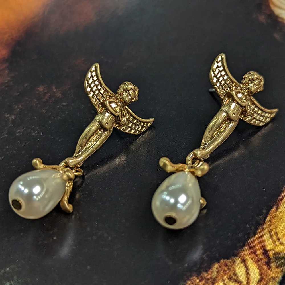 

Middle vintage European and American court cherubs pearl earrings