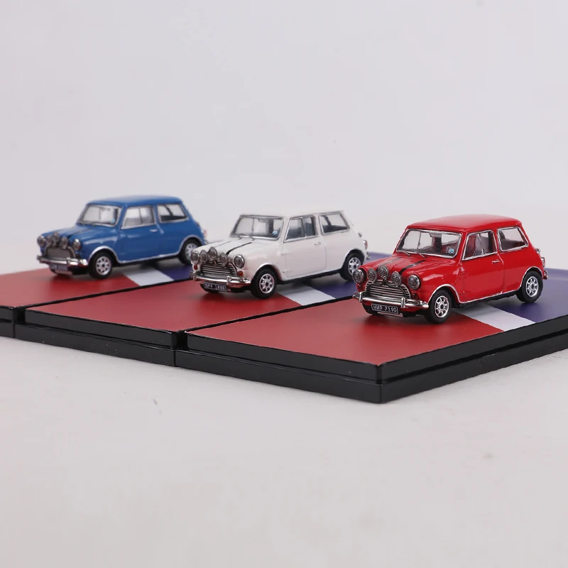 Фото Модель автомобиля GCD 1:64 Austin Mini Cooper S белого/синего/красного цвета из сплава №1