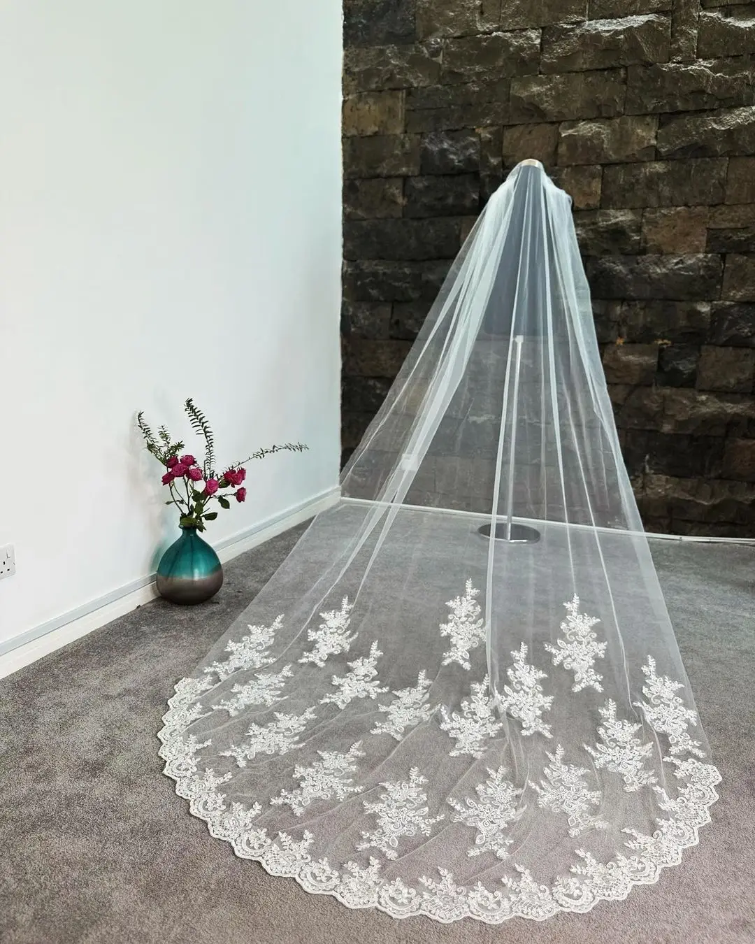 Длинная свадебная фата собора с расческой одноуровневая 3 м новая белого цвета