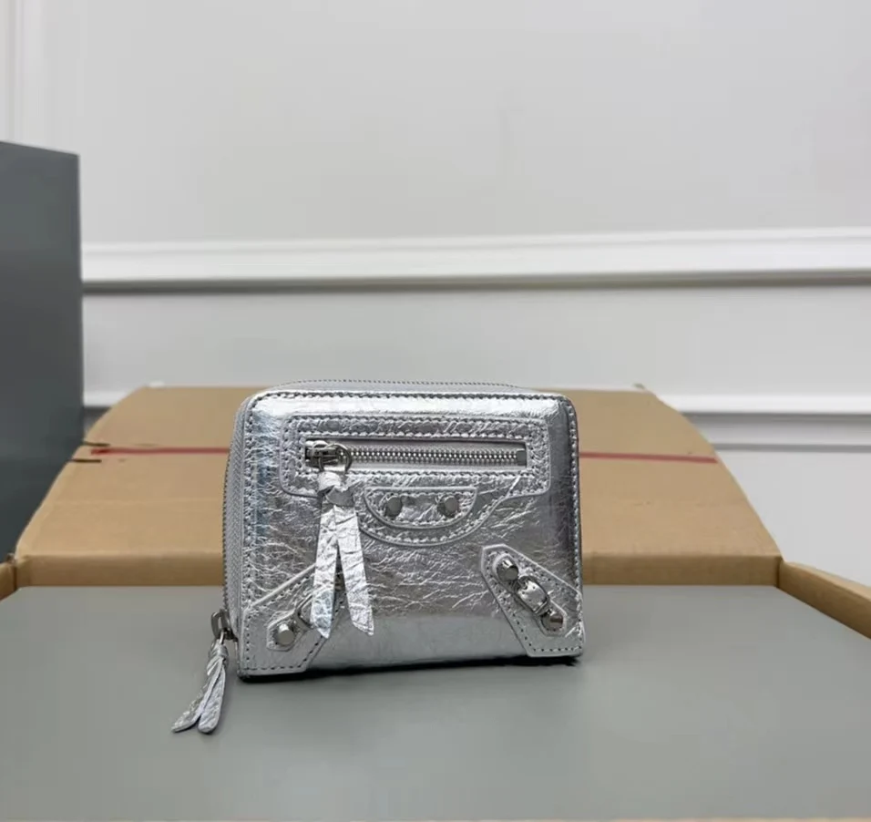 The classic retro goatskin short style has a lightweight and large capacity.Bank card, coin, door card, essential for going out