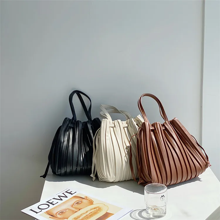 

Женская сумка трендовая Женская Корейская Новая Модная креативная полосатая сумка через плечо портативная плиссированная сумка из ПУ кожи