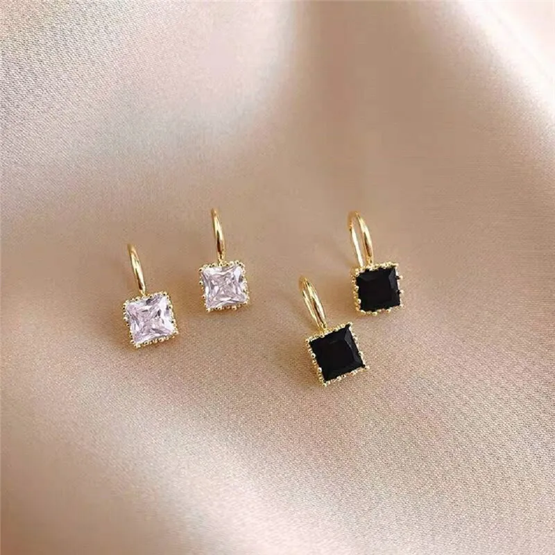 

Simple Black White Irregular Polyhedron Pendant Small Earrings 2021 New Girl Unusual Earrings Fashion Korean Jewelry For Woman