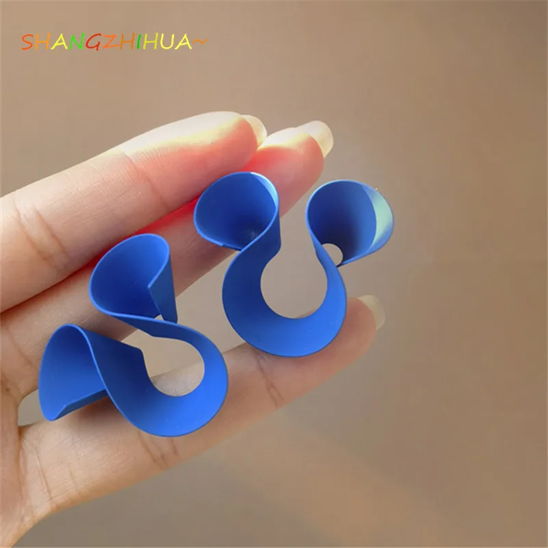 

The 2022 New Metallic Contorted Deformation Klein Blue Spray Painted Earrings For Women With Stylish Geometric Unusual Jewelry