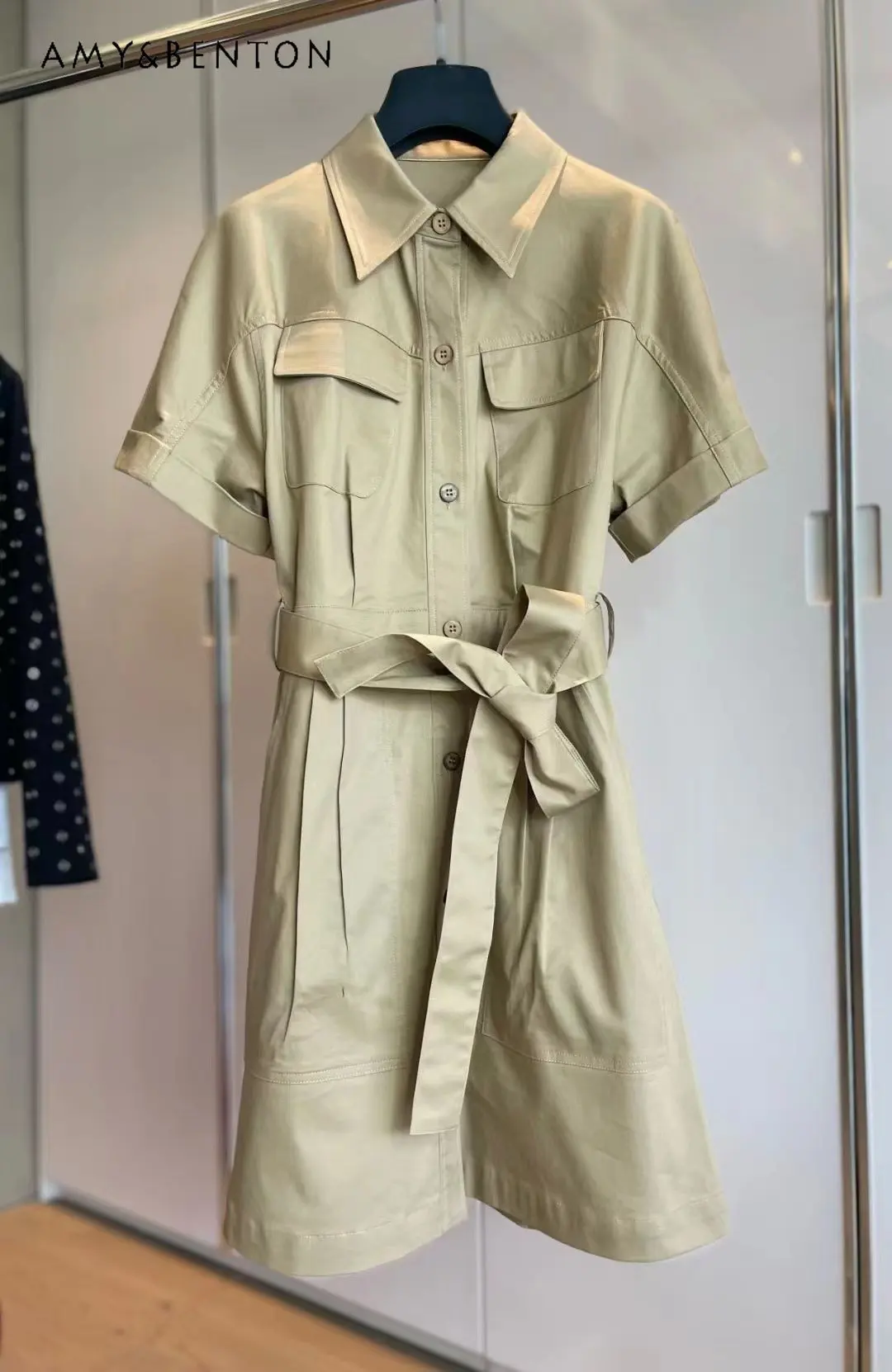 

Платье женское короткое на шнуровке, элегантное простое однобортное с лацканами, коротким рукавом и карманами, лето 2023