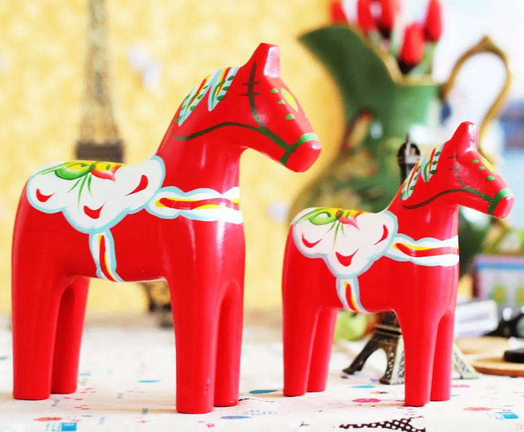 

1Pair Nordic Sweden Dara Trojan Painted Red Horse Wooden Crafts Fashion Creative Animal Ornaments Modern Pastoral Style