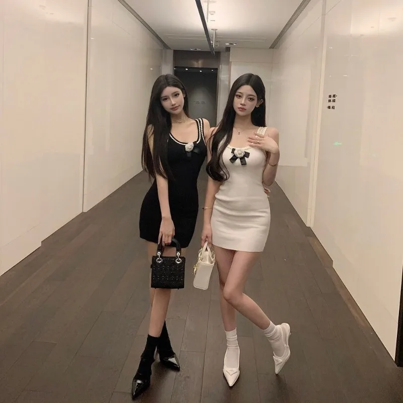 Женское трикотажное платье с цепочкой и поясом черный жилет без рукавов на