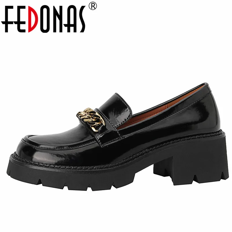

FEDONAS/фирменный дизайн; Женские туфли-лодочки на платформе в стиле ретро; Выразительные туфли на толстом каблуке с цепочкой; Сезон весна-лето;...