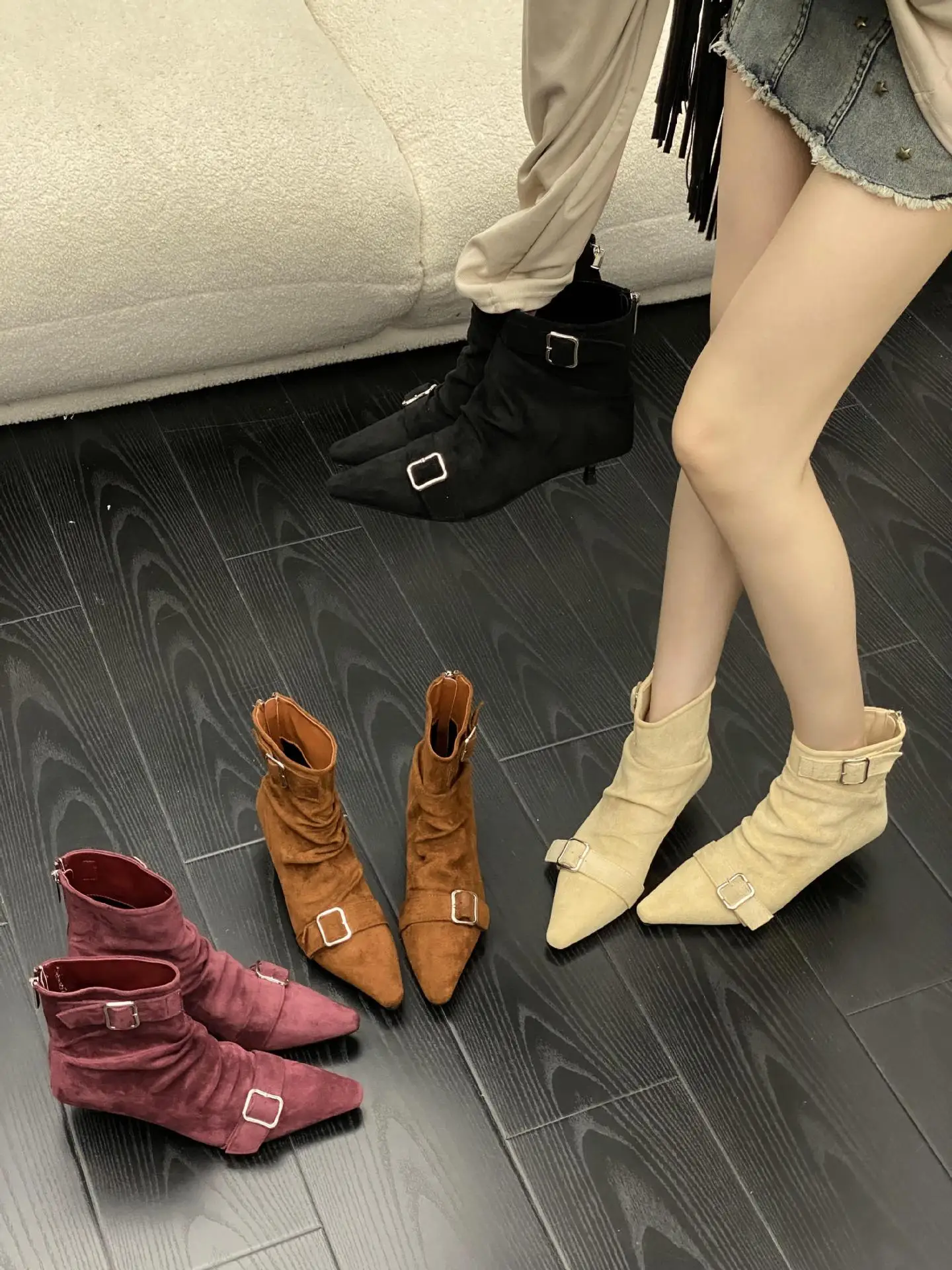 Брендовая женская обувь. Белые ботильоны. Сапоги с круглым носком. Женская мода.