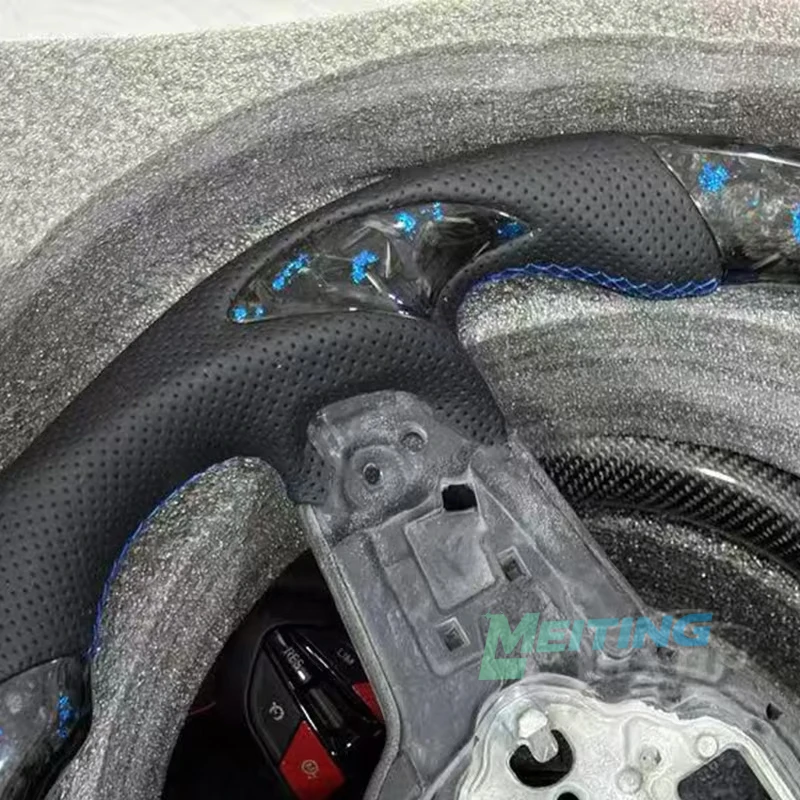 Фото Руль для автомобилей VW Golf MK7 7.5 GTI/GTD, модернизированный и тюнингованный, с синим принтом из кованого карбона. №4