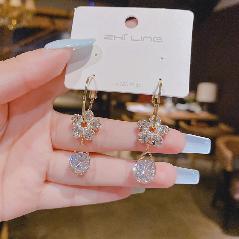 

Женские серьги-гвоздики из серебра пробы с фианитами