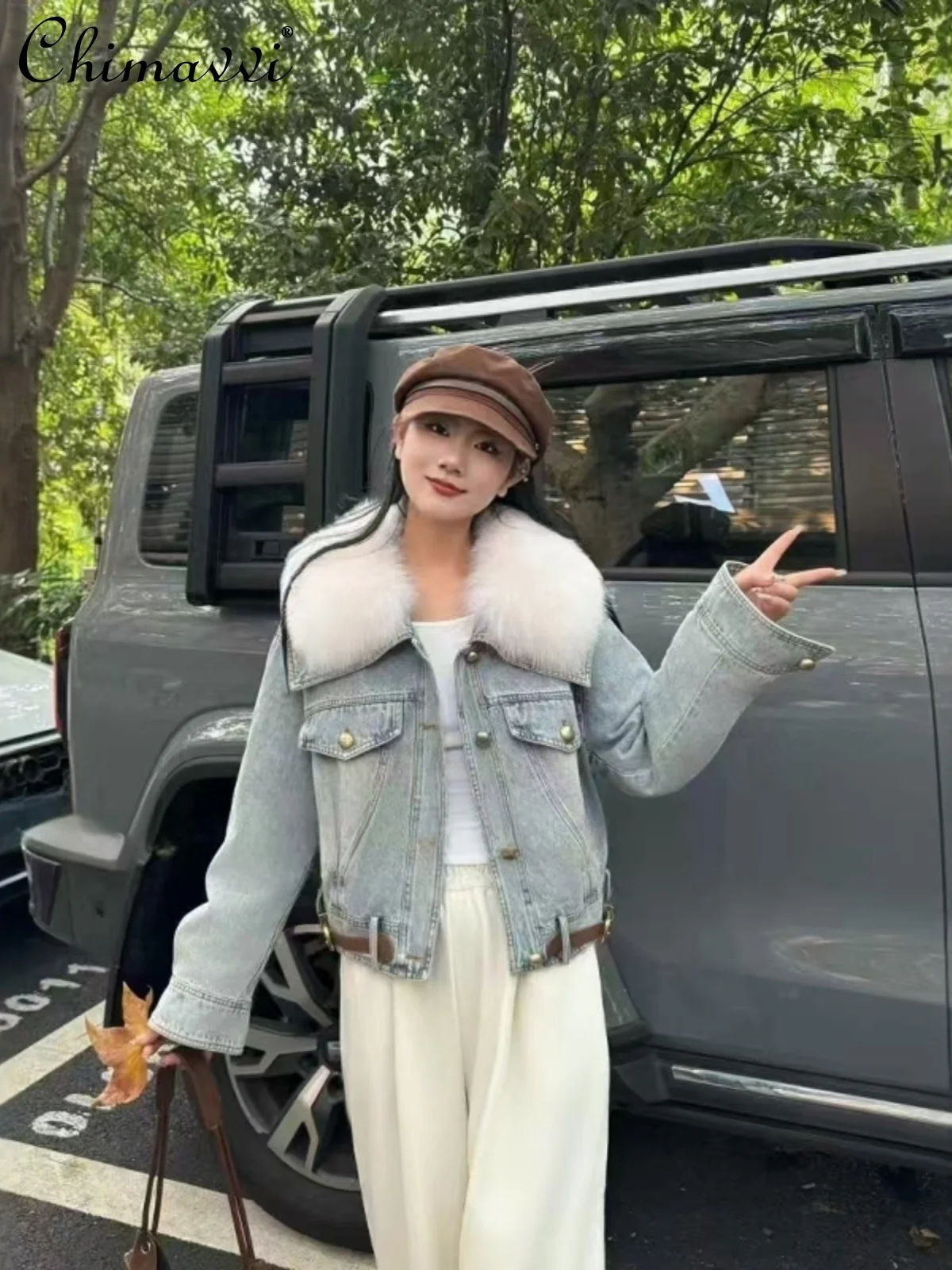 Высококачественная джинсовая куртка с воротником из лисьего меха белый утиный