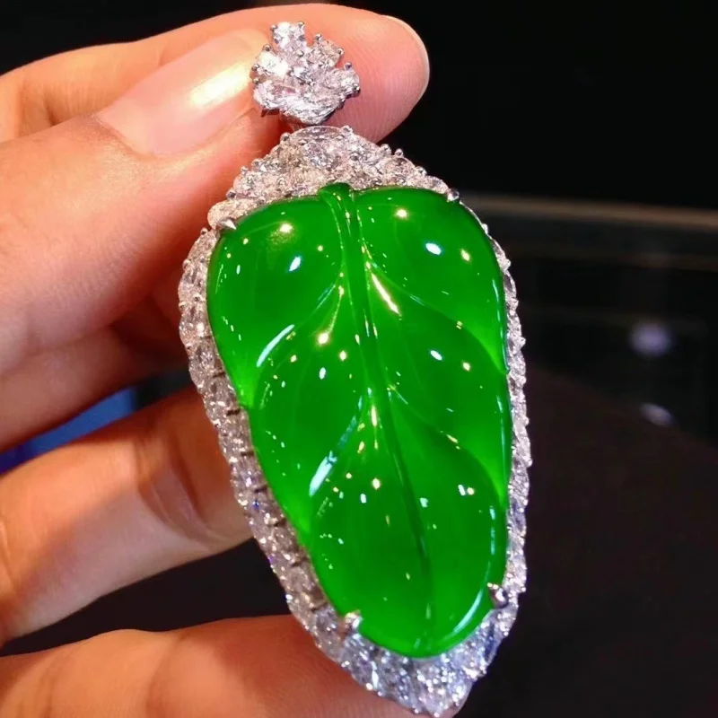 Кулон в виде листьев императора зеленого солнца из нефрита