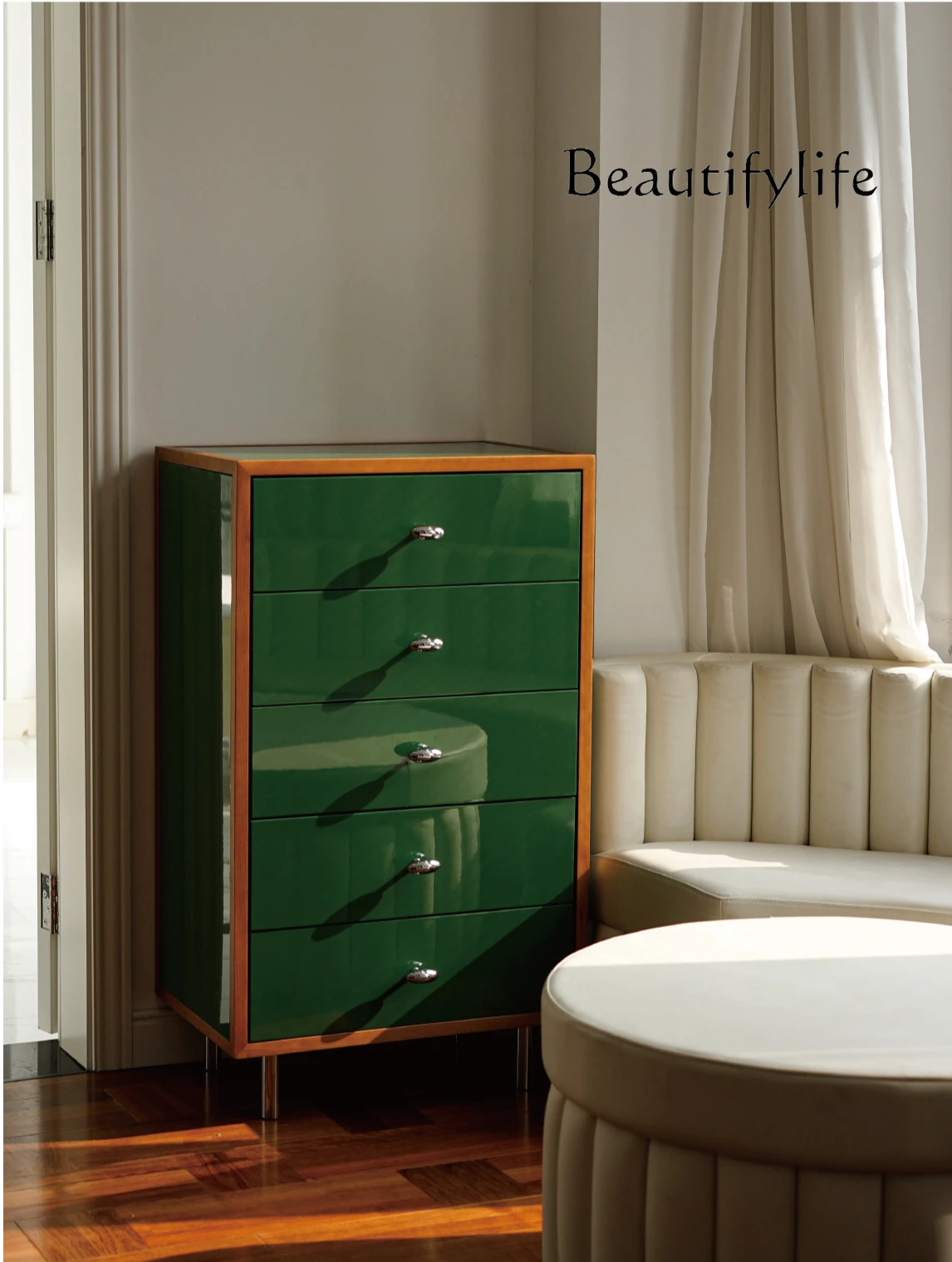 Роскошный шкафчик в стиле ретро с изображением французской строчки из массива