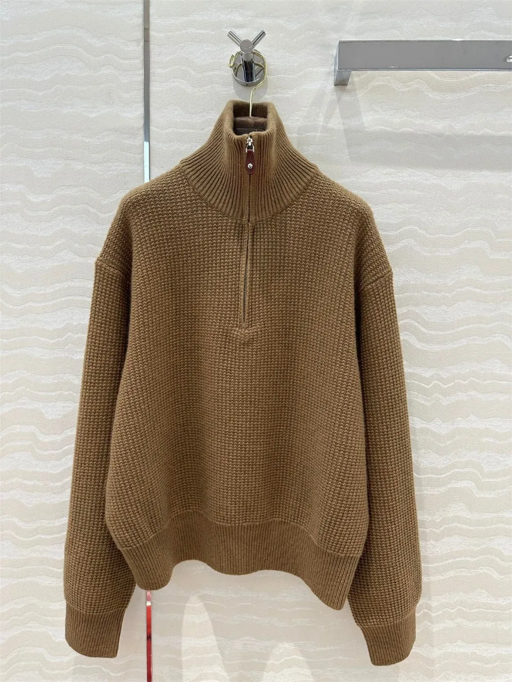 Свитер-пуловер с лацканами на молнии + прямые широкие брюки высокой талией