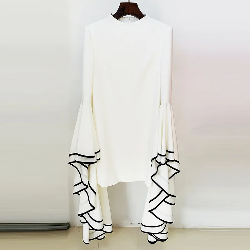 

Женское платье в полоску, с расклешенным рукавом, выше колена