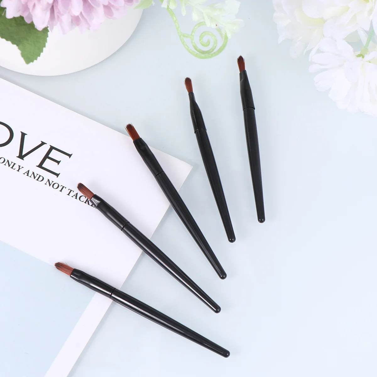 

100pcs Lip Brushes Multifunction Lip Gloss Applicators Lipstick Wands Tool Kits for Make