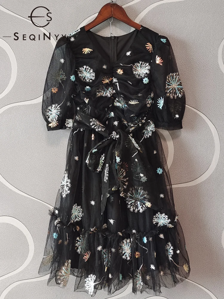 

Женское мини-платье с вышивкой, V-образным вырезом и драпировкой