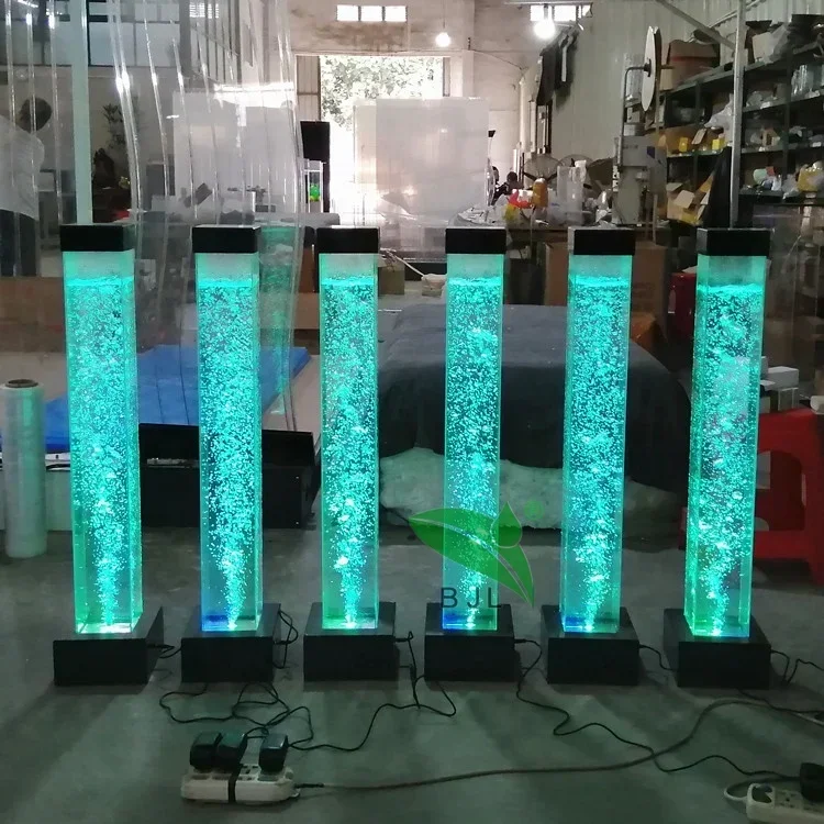 Фото Напольный светильник для интерьера с LED-подсветкой, меняющей цвета, из акрила, с водяными пузырьками, в форме квадратной колонны. №5