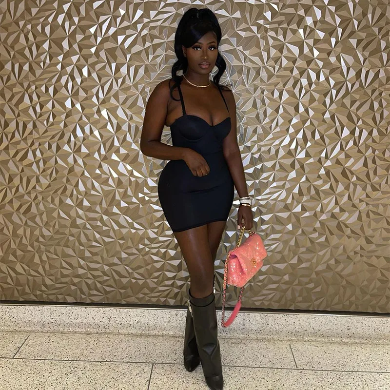 Летнее однотонное облегающее мини-платье пуш-ап на тонких бретелях с глубоким