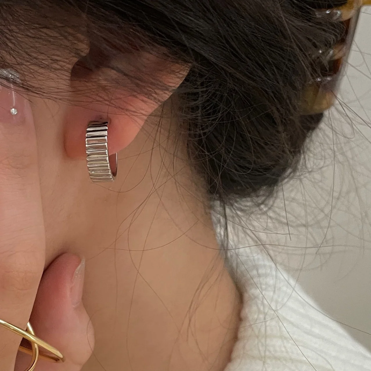 

design G gear JIN belongs to circulr ring errings, with temperment of commuting errings nd personlity tht is esy