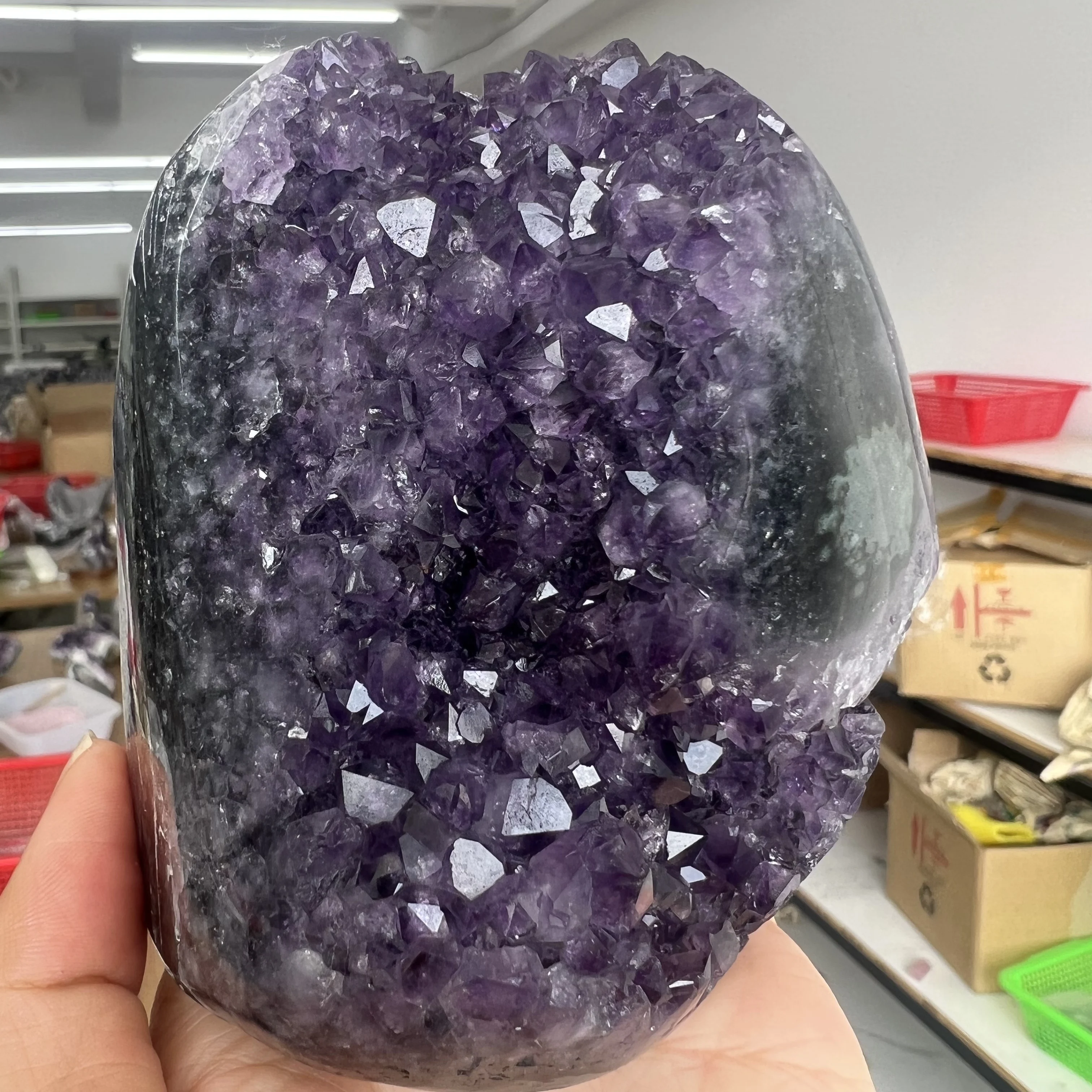 

Аметистовый кристаллический кластер из Уругвая