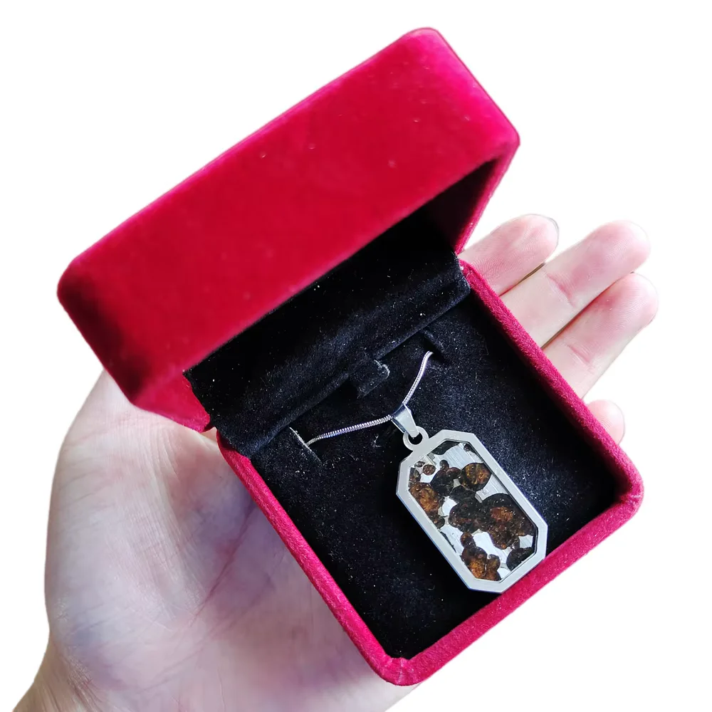 

Ручной кулон из оливкового метеорита Brenham 7,7 г