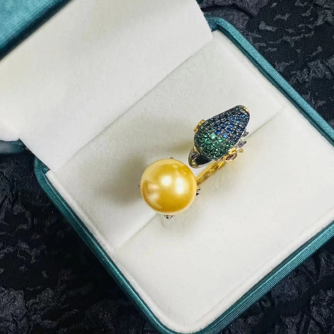 Серебряное кольцо с цирконием и жемчугом в виде попугая S925