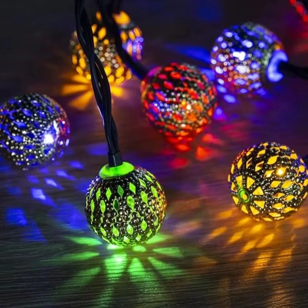 Фото Солнечные садовые светильники SCKDAY 50LED, 7 м, в форме марокканских металлических шаров, 8 режимов, уличные водонепроницаемые гирлянды для декора на Рождество №4