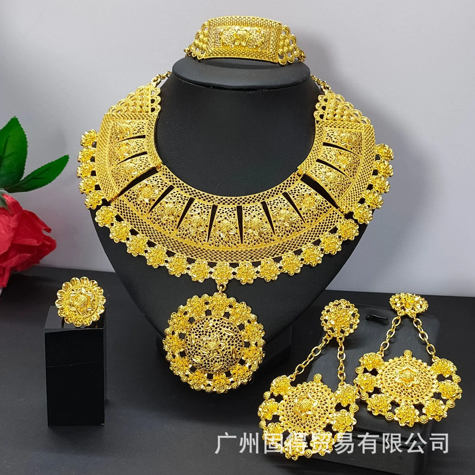 Комплект женских ювелирных изделий из цепочки серег браслета и кольца