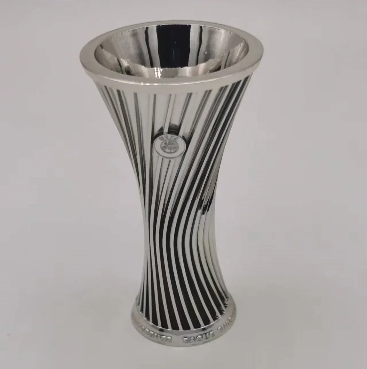 Миниатюрный сувенир Кубка трофея Лиги конференций Европы