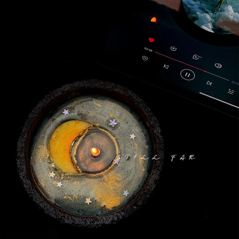 Фото Ароматическая свеча Melting Moon из соевого воска ручной работы, эстетичный декор для дома, романтический центральный элемент, подарок на день рождения или годовщину для неё. №4