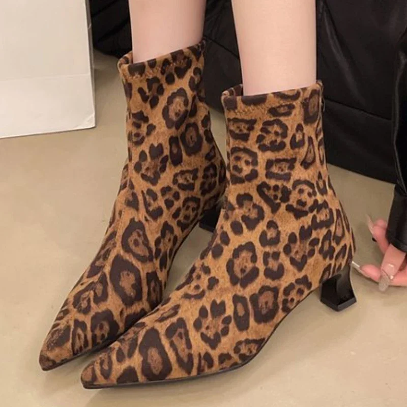 Осенние женские пикантные эластичные ботильоны с острым носком короткие туфли