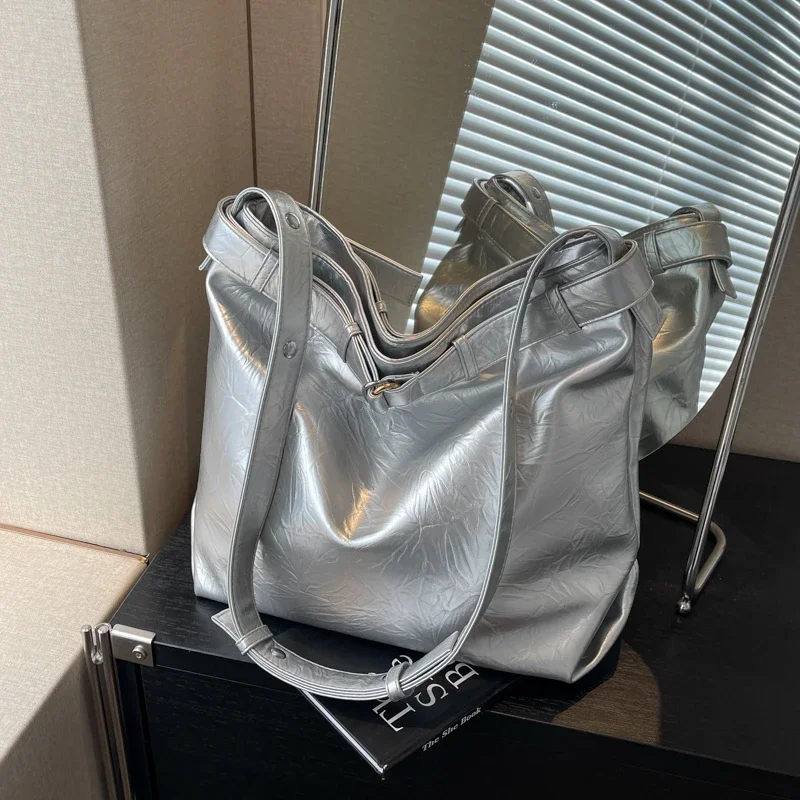 Вместительные однотонные глянцевые сумки через плечо из полиуретана на молнии