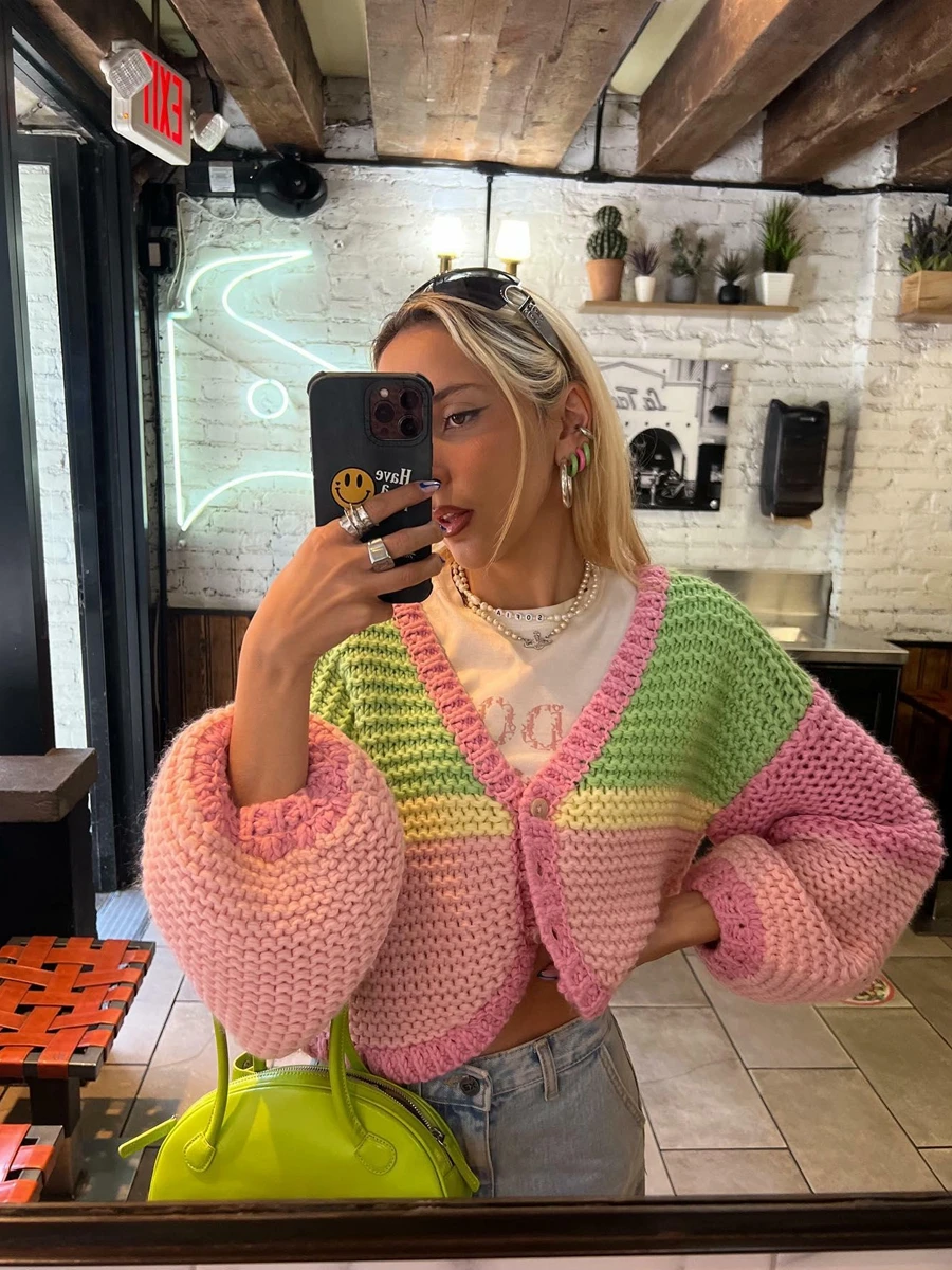 

Женский короткий кардиган на пуговицах, с V-образным вырезом